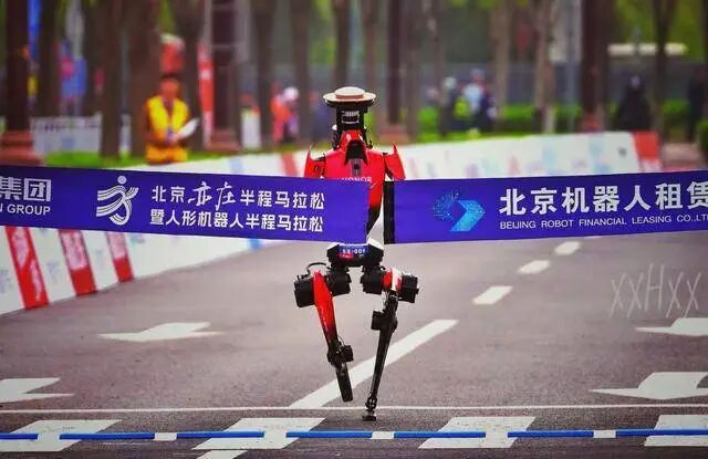 半马夺冠靠自主：人形机器人正在集体拆掉遥控器的“遮羞布”